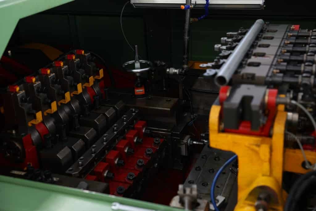 Cold heading and thread rolling machines producing custom wood screws